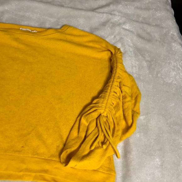 Yellow sweater - Picture 2 of 2